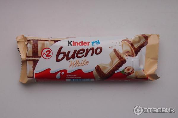 вафельный батончик Kinder bueno white, покрытый белым шоколадом с молочно-ореховой начинкой