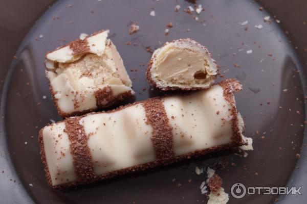 вафельный батончик Kinder bueno white, покрытый белым шоколадом с молочно-ореховой начинкой