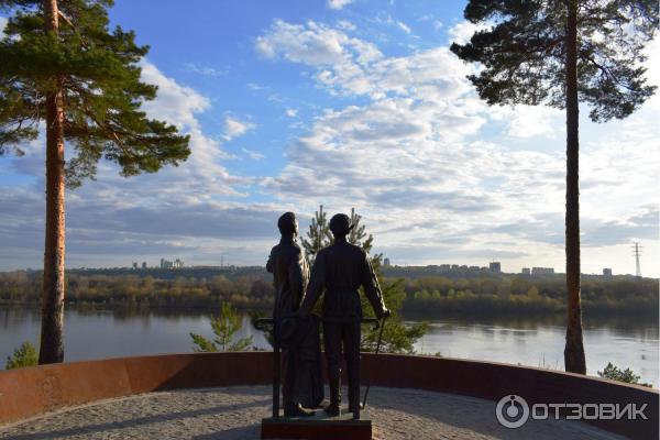 Памятник М. Горькому и Ф. Шаляпину на Моховых горах (Россия, Бор) фото