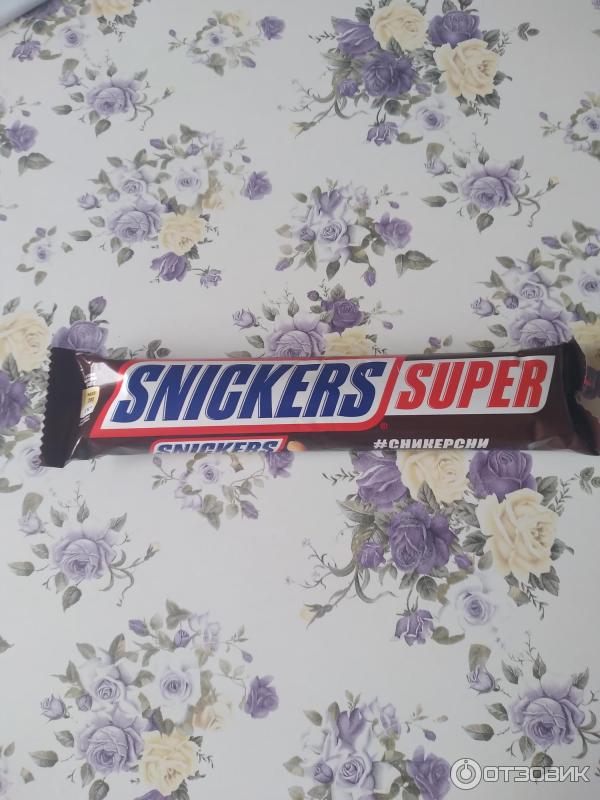 Шоколадный батончик Snickers фото