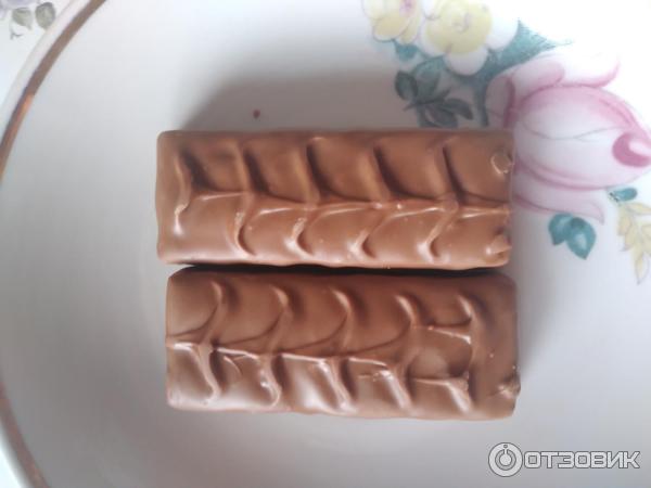 Шоколадный батончик Snickers фото