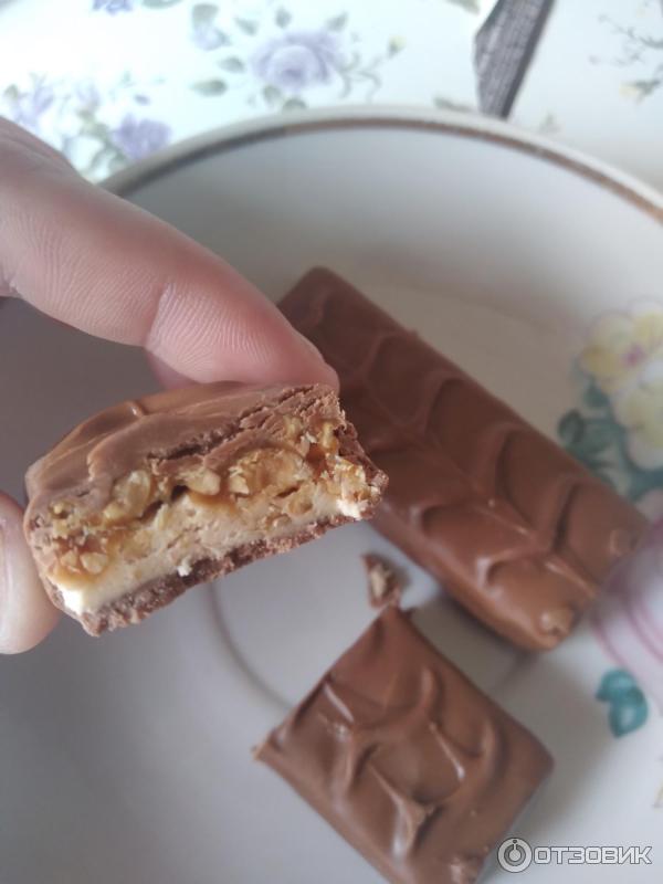Шоколадный батончик Snickers фото