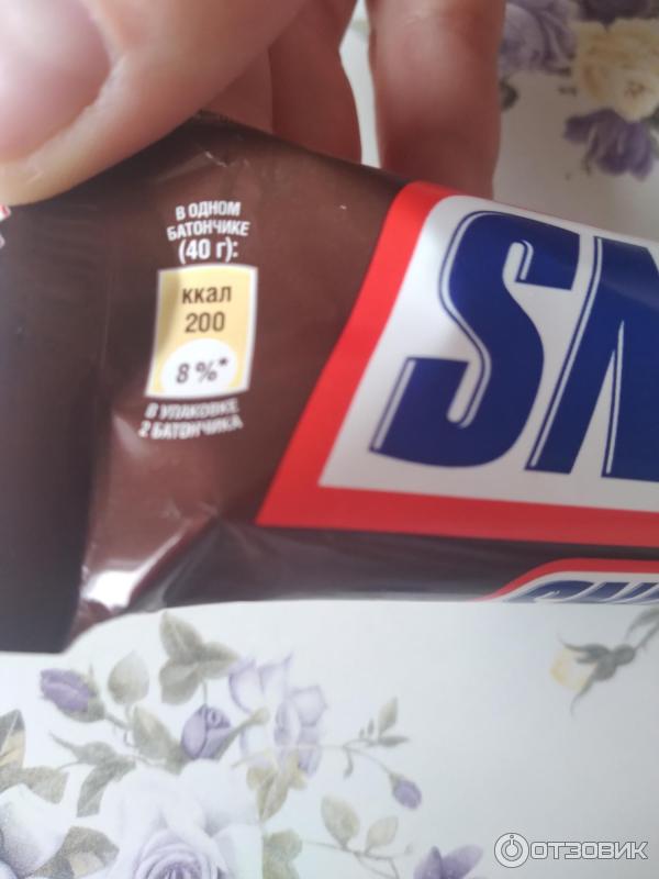 Шоколадный батончик Snickers фото