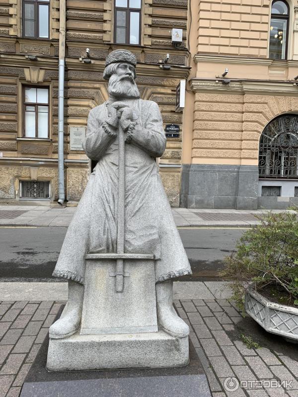 Памятник петербургскому дворнику