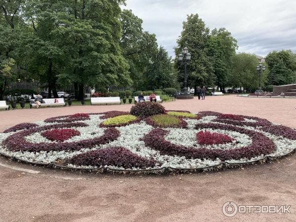 Клумба перед памятником