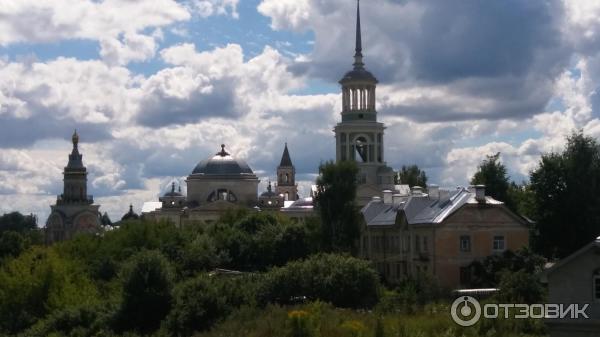 Вид на Новоторжский Борисоглебский мужской монастырь со смотровой площадки кремля