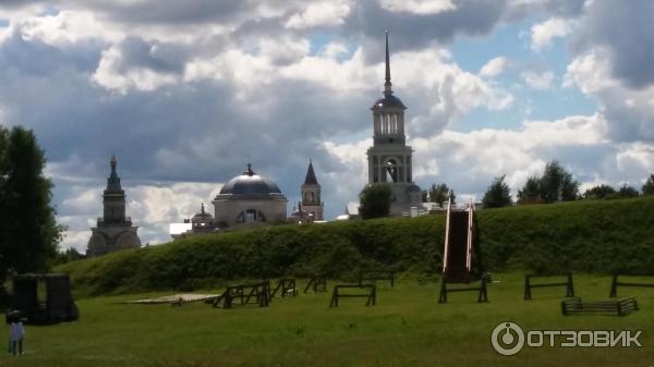 Вид на Новоторжский Борисоглебский мужской монастырь от площадки с орудиями пыток