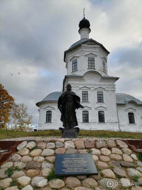 Памятник Иеромонаху Амвросию Матвееву в Нило-Столобенской пустыни