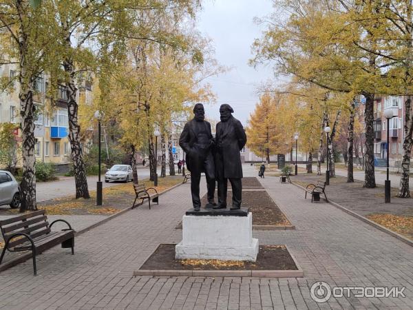 Памятник Марксу и Энгельсу