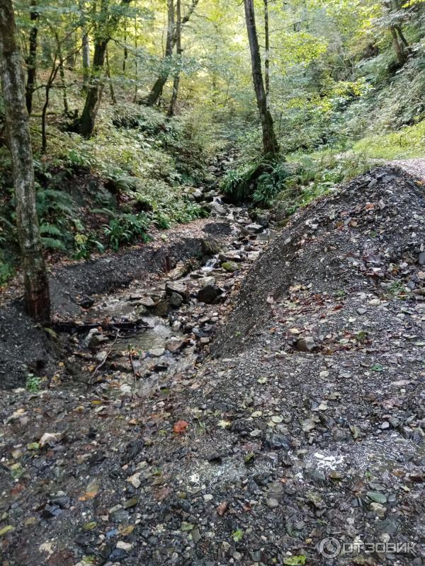 Размытое русло ручейка на Змейковских водопадах