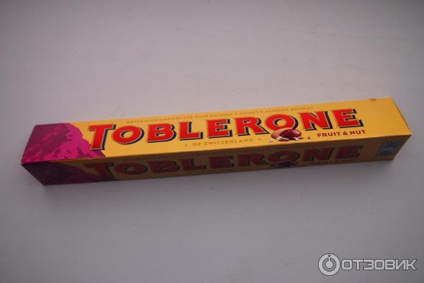 швейцарский молочный шоколад Toblerone с изюмом, медом и миндалем. Mondelez