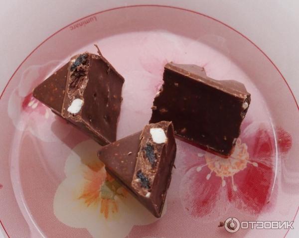 швейцарский молочный шоколад Toblerone с изюмом, медом и миндалем. Mondelez