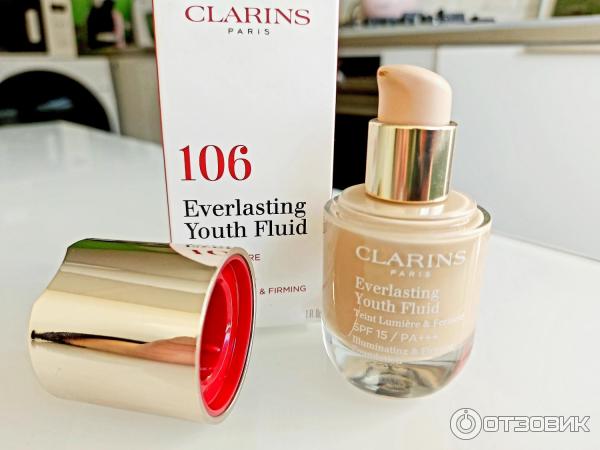 Устойчивый тональный флюид Clarins Everlasting Youth Fluid SPF 15 фото