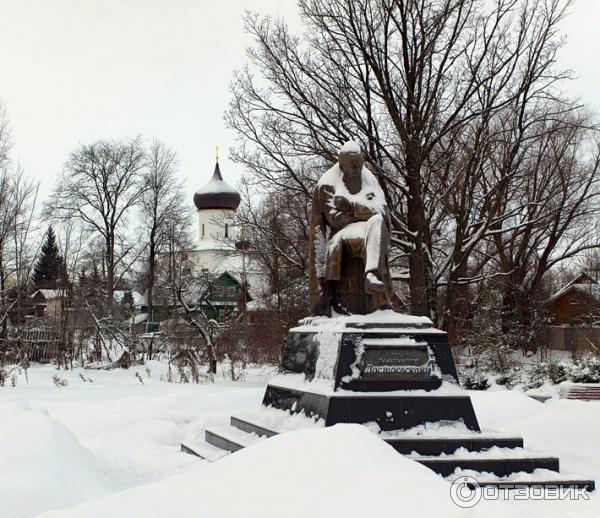 Памятник Достоевскому в Страрой Руссе