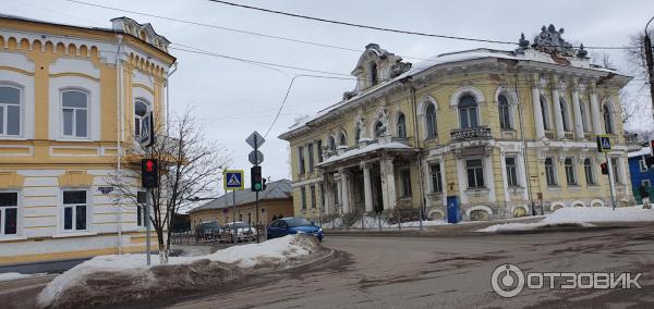 Старок и красивое здание города Бежецк