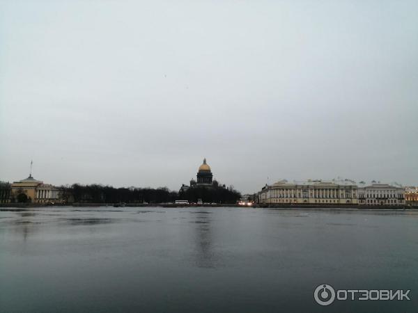 Пешая прогулка по набережной Невы на Васильевском острове (Россия, Санкт-Петербург) фото