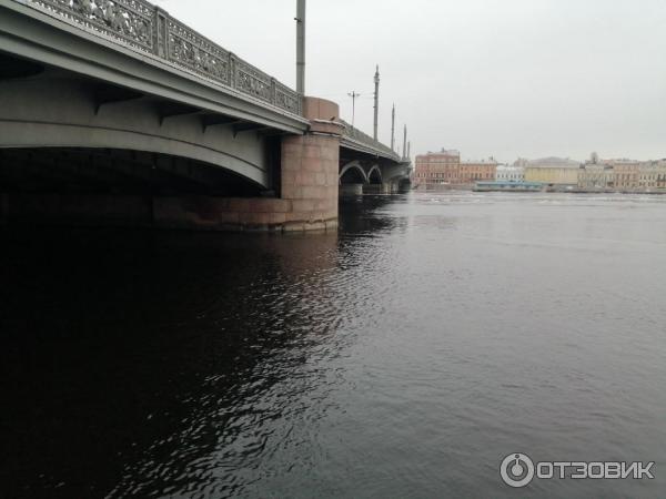 Пешая прогулка по набережной Невы на Васильевском острове (Россия, Санкт-Петербург) фото