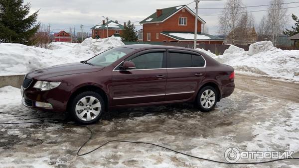 Автомобиль Skoda Superb седан фото