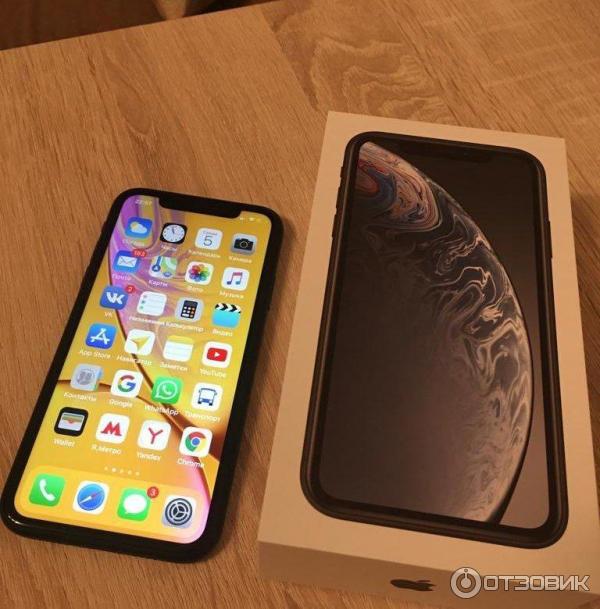 iPhone XR вместе с заводской коробкой.