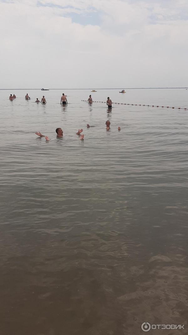 Вода сама держит, даже тех кто не умеет плавать)))