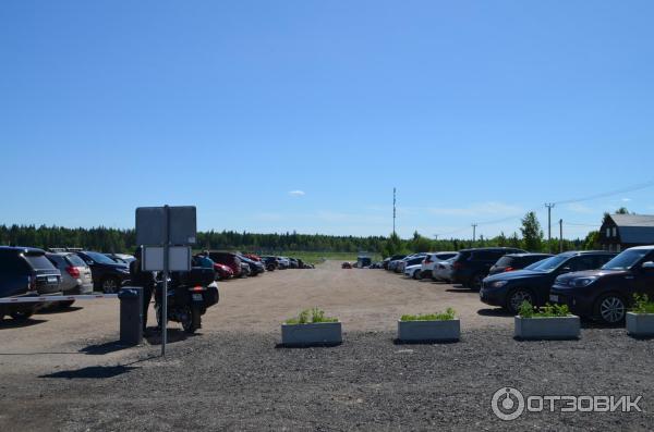 Парковка при въезде на ферму Олега Сироты