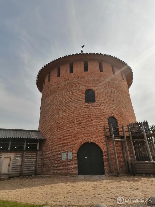 Алексеевская башня великий новгород. Башня в великом новгороде. Алексеевская башня (белый город). Белая башня великий новгород. Белая (алексеевская) башня окольного города, xvi в.
