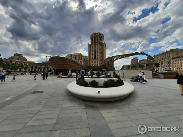 Павелецкий парк москва фото. Парк на Павелецкой площади Москва. Ландшафтный парк Павелецкая. Павелецкая Плаза фонтан. Ландшафтный парк на Павелецкой площади.