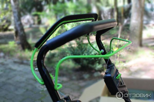 GC82LM61S защищена от случайного запуска. Для включения режущих ножей нужно сначала нажать на кнопку предохранителя и только потом верхний рычаг с пластиковой накладкой.
