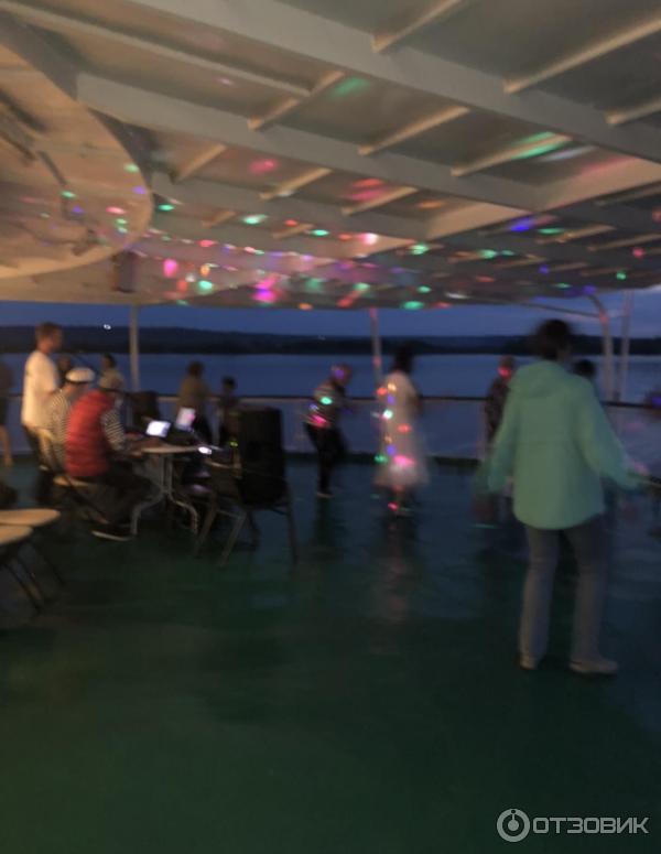 Речные прогулки в нижнем с дискотекой. Речные прогулки в нижнем с дискотекой. Речные прогулки в нижнем с дискотекой. Теплоход нижний новгород. Тусовка.