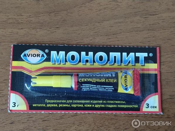 Тюбик с клеем Монолит в упаковке