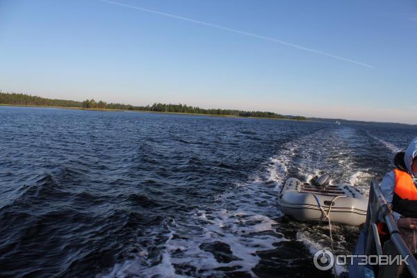 Привязанная лодка недалеко от бухты Благополучия