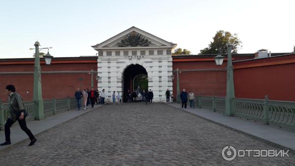Скульптура в Петропавловской крепости на Заячьем острове (Россия, Санкт-Петербург) фото