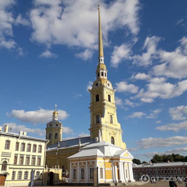 Скульптура в Петропавловской крепости на Заячьем острове (Россия, Санкт-Петербург) фото