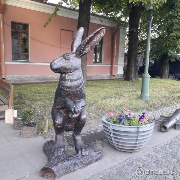 Скульптура в Петропавловской крепости на Заячьем острове (Россия, Санкт-Петербург) фото