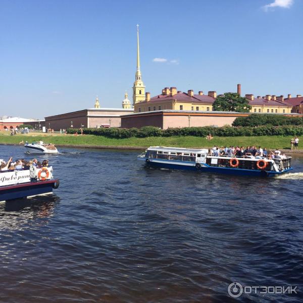 Скульптура в Петропавловской крепости на Заячьем острове (Россия, Санкт-Петербург) фото