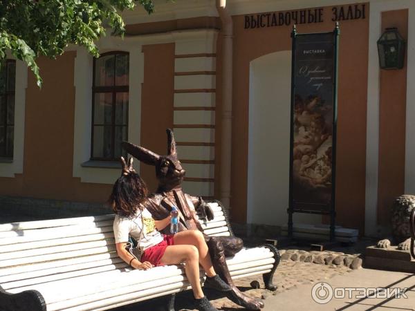 Скульптура в Петропавловской крепости на Заячьем острове (Россия, Санкт-Петербург) фото
