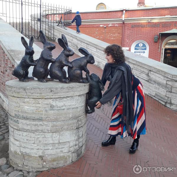 Скульптура в Петропавловской крепости на Заячьем острове (Россия, Санкт-Петербург) фото