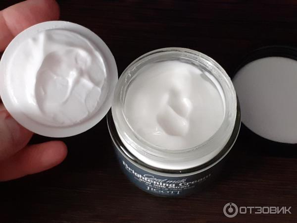 Крем для лица с эффектом осветления Jigott Goat Milk Whitening Cream фото