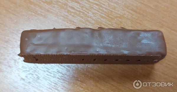 Шоколадный батончик Snickers фото