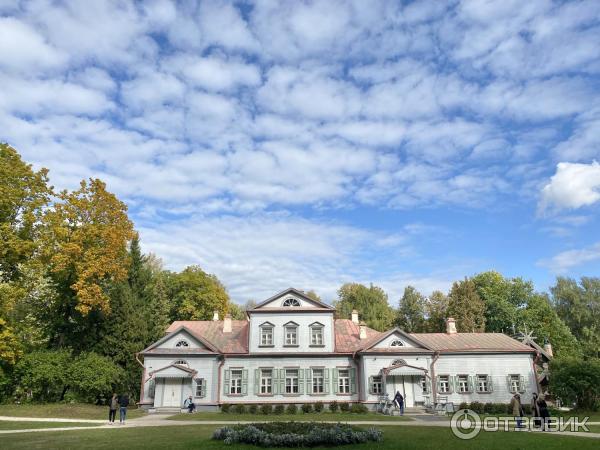 Абрамцево хочется назвать некоей колыбелью искусства, центров притяжения творческих личностей. 10 лучших русских творцов бывали в Абрамцеве. И не так, в гостях проездом, но создавали яркие свои произведения. Здесь написана самая известная картина Валентина Серова - Девочка с персиками. А Михаилом Нестеровым - Видение отрока Варфоломея. Ходят слухи, что на абрамцевских прудах Васнецов вдохновился на написание знаменитой Алёнушки. Находясь здесь, прямо хочется разгадать, в чем загадка места. Что за особая энергия, вдохновение или природная сила питала людей искусства?