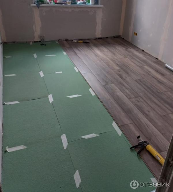 Чем склеивать подложку под ламинат. Пробковая и Хвойная подложка. Плюсы и минусы разных подложек под ламинат. Как постелить ламинат по цветовой гамме различаются между собой