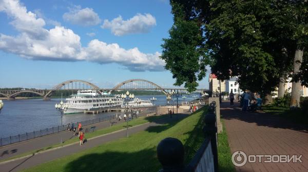 Т х Иван Кулибин у причала Рыбинска. Слева - памятник Льву Ошанину