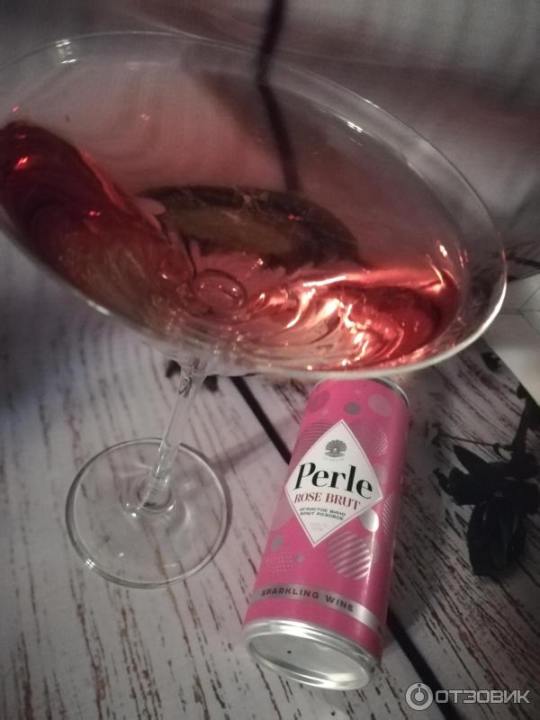 Вино ла петит перле 0.25. Perle "Rose" "Brut" вино. Вино игристое la petite Perle. Ла Петит Перле вино игристое брют.